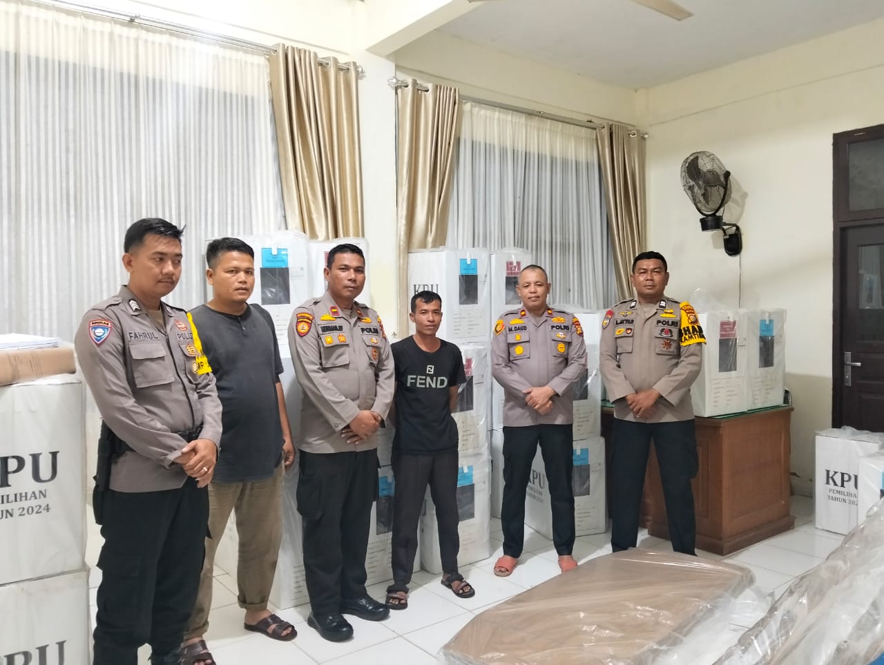 Keamanan Logistik Pilkada 2024 Terjamin! Kapolsek Kampar Kiri Cek Gudang Logistik