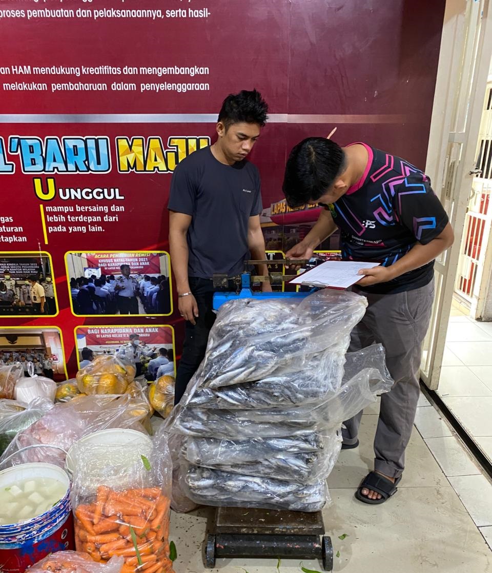 Pastikan Makanan WBP Sehat, Layak, dan Bergizi, Petugas Lapas Pekanbaru Periksa Bahan Makanan