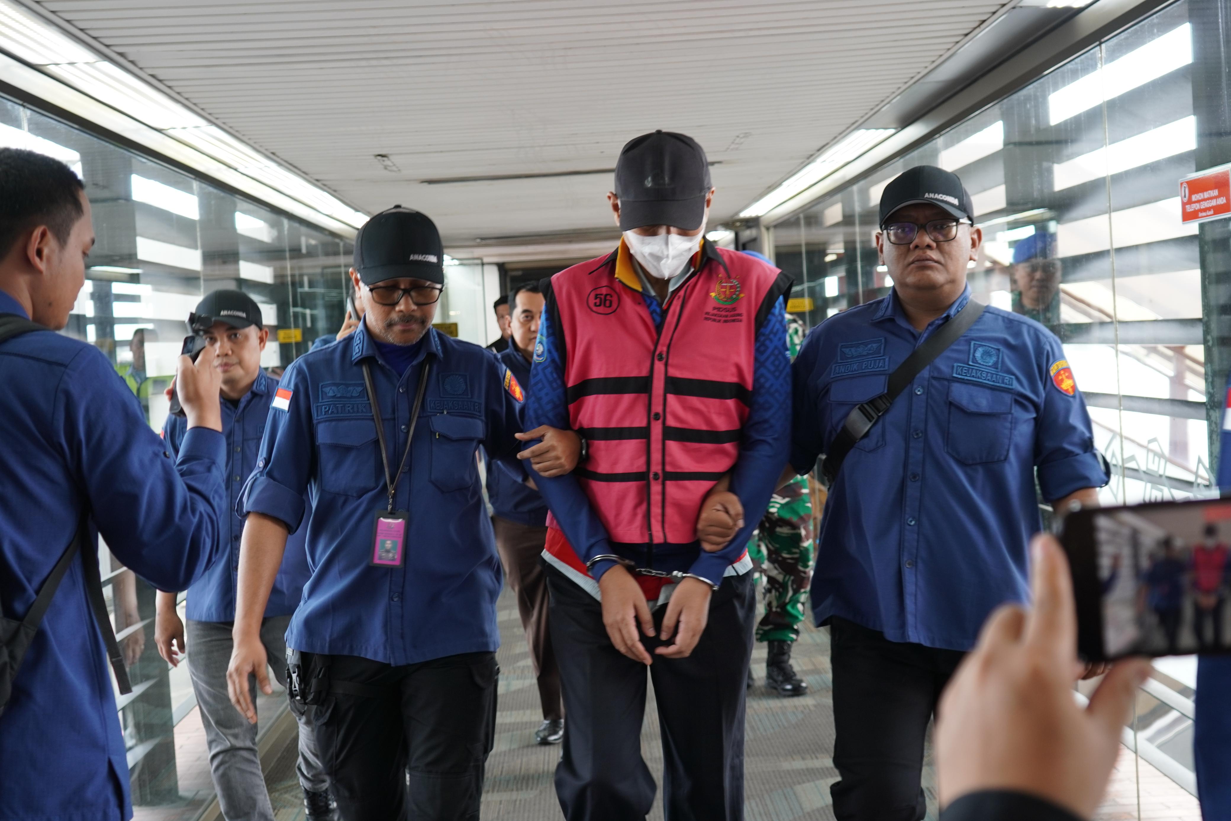 Penjemputan Tersangka AA Dalam Perkembangan Perkara Komoditas Timah