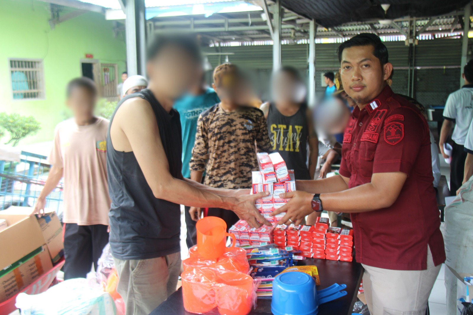 Penuhi Hak Dasar Warga Binaan, Lapas Pekanbaru Bagikan Perlengkapan Mandi