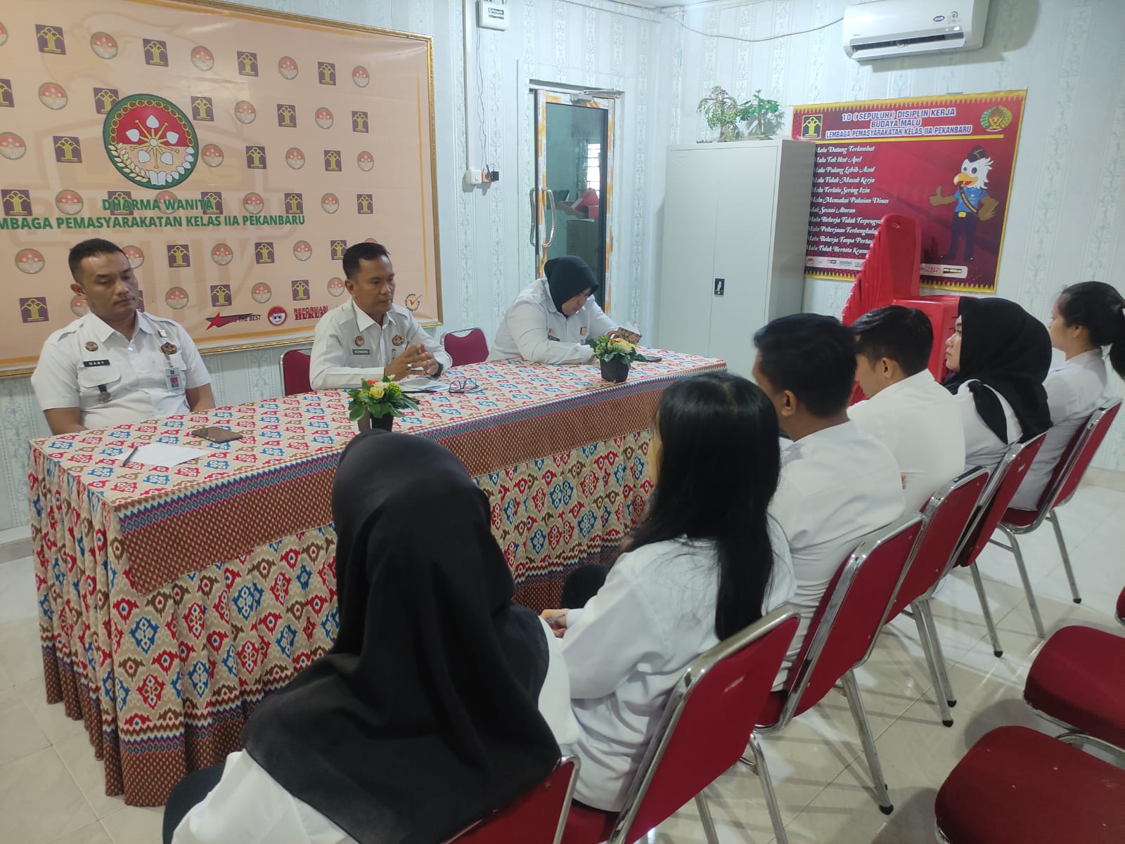 Motivasi Untuk Tingkatkan Kinerja Pegawai, Kasubag TU Adakan Rapat Internal