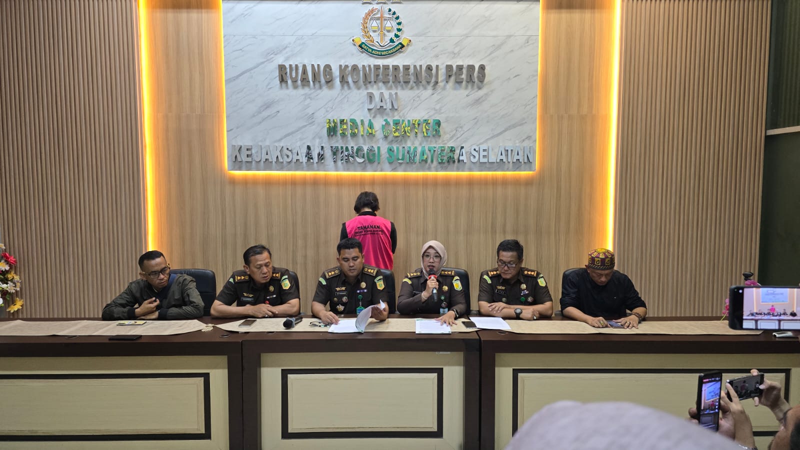 Tim Tabur Kejati Sumsel Amankan DPO Perkara Tindak Pidana Korupsi Pengadaan Alat Pencegahan Covid-19