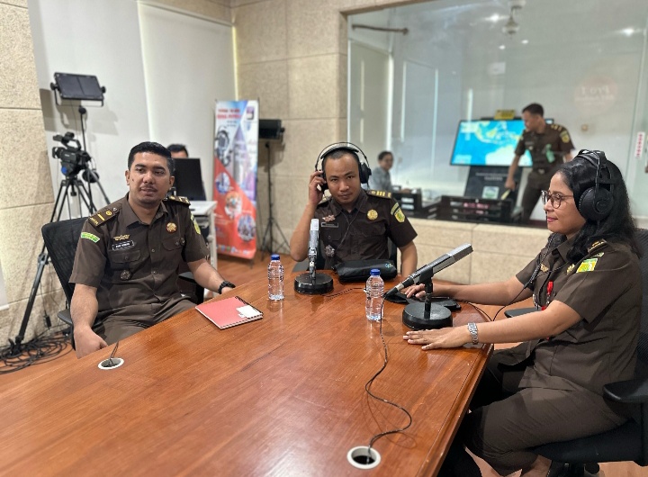 Kejari SBB Melaksanakan Penyuluhan Hukum Jaksa Menyapa di RRI Ambon