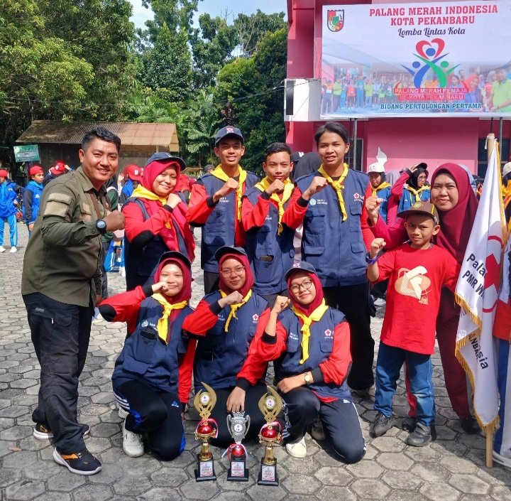 PMR Wira SMAN 5 Pekanbaru Curi Perhatian, Sukses Raih 3 Piala di Ajang Kompetisi Lomba Lintas Kota IX Palang Merah Remaja Se-Kota Pekanbaru Tahun 2025