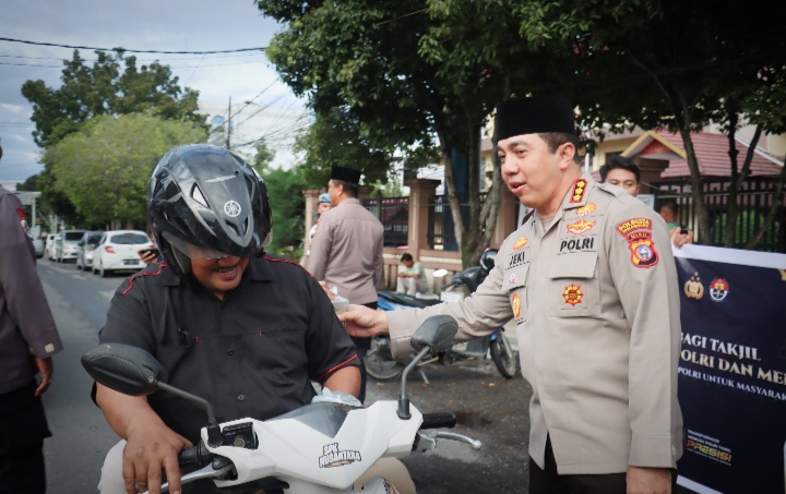 Kapolresta Pekanbaru Bagikan Takjil kepada Masyarakat .