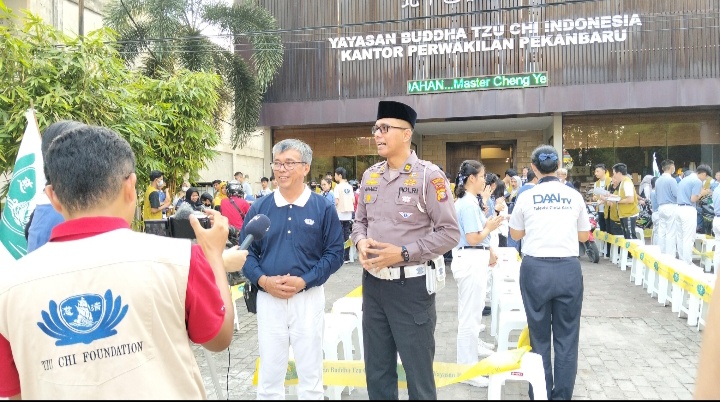 Yayasan Buddha Tzu Chi Indonesia dan Polsek Sukajadi Berbagi Takjil untuk Masyarakat