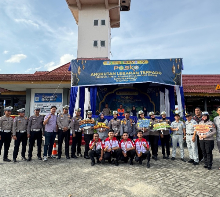 Ditlantas Polda Riau dan Tim Takjil Bagikan 200 Paket Berbuka untuk Pemudik dan Driver Bus