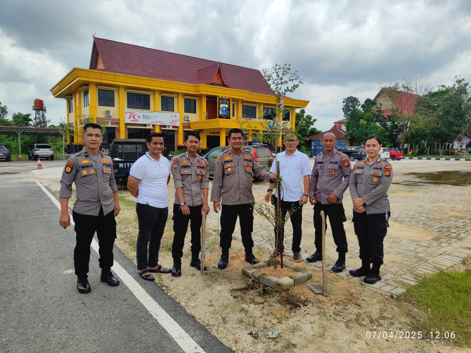 Polsek Payung Sekaki Laksanakan Penanaman Bibit Pohon Dukung Program Penghijauan Kapolda Riau