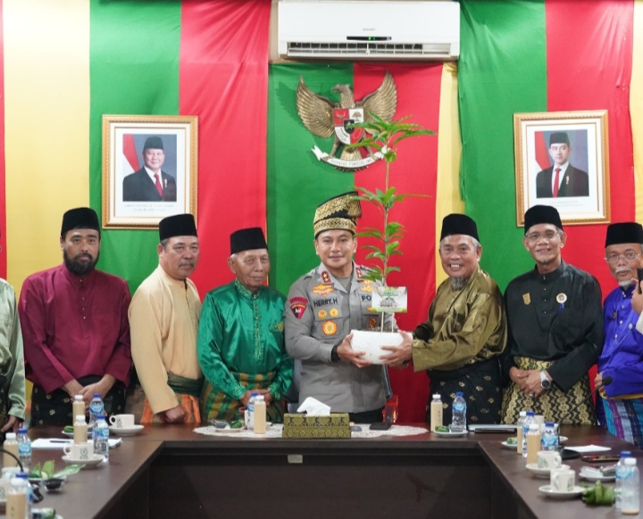 Kapolda Riau Laksanakan Kunjungan Silaturahmi ke Lembaga Adat Melayu Riau