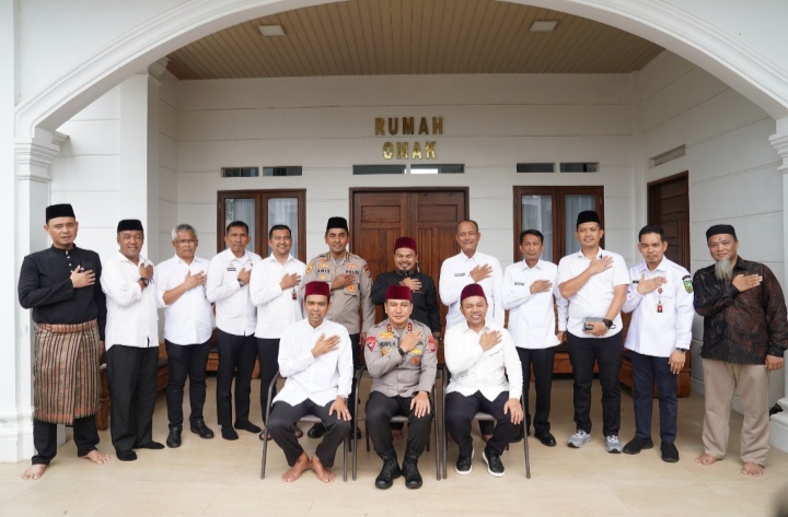 Kapolda Riau Saling Berbalas Pantun Dengan Ustaz Abdul Somad