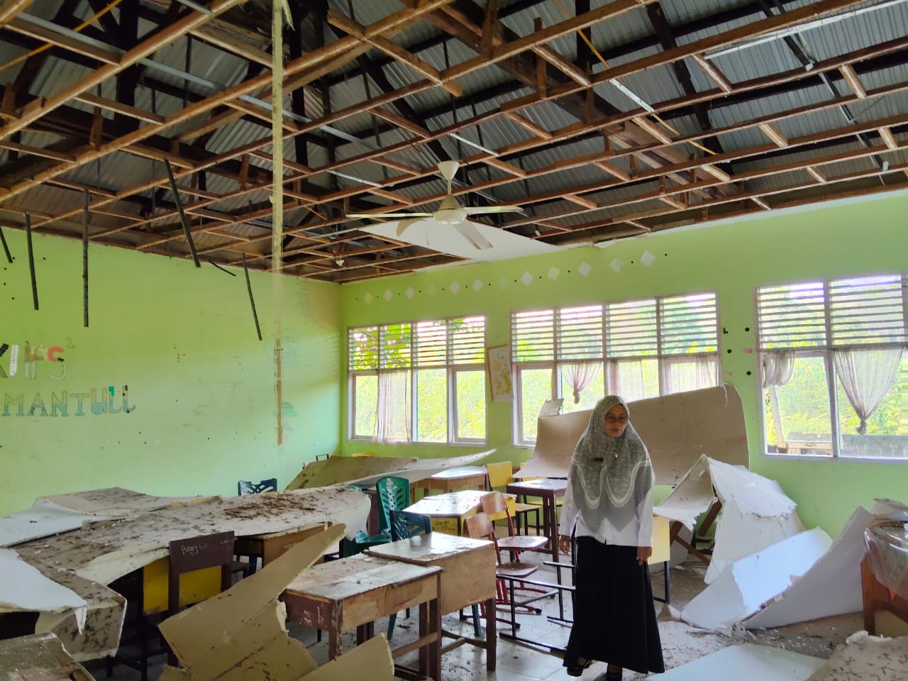 Siswa SMA 1 XIII Koto Kampar Panik Saat Plafon Kelas Ambruk