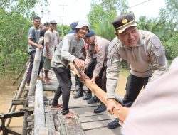 Polres Tanjab Barat Bergerak Cepat, Perbaiki Jembatan Rusak Akses Pendidikan dan Pertanian Warga Desa Sungai Serindit Kecamatan pengabuan, Jambi